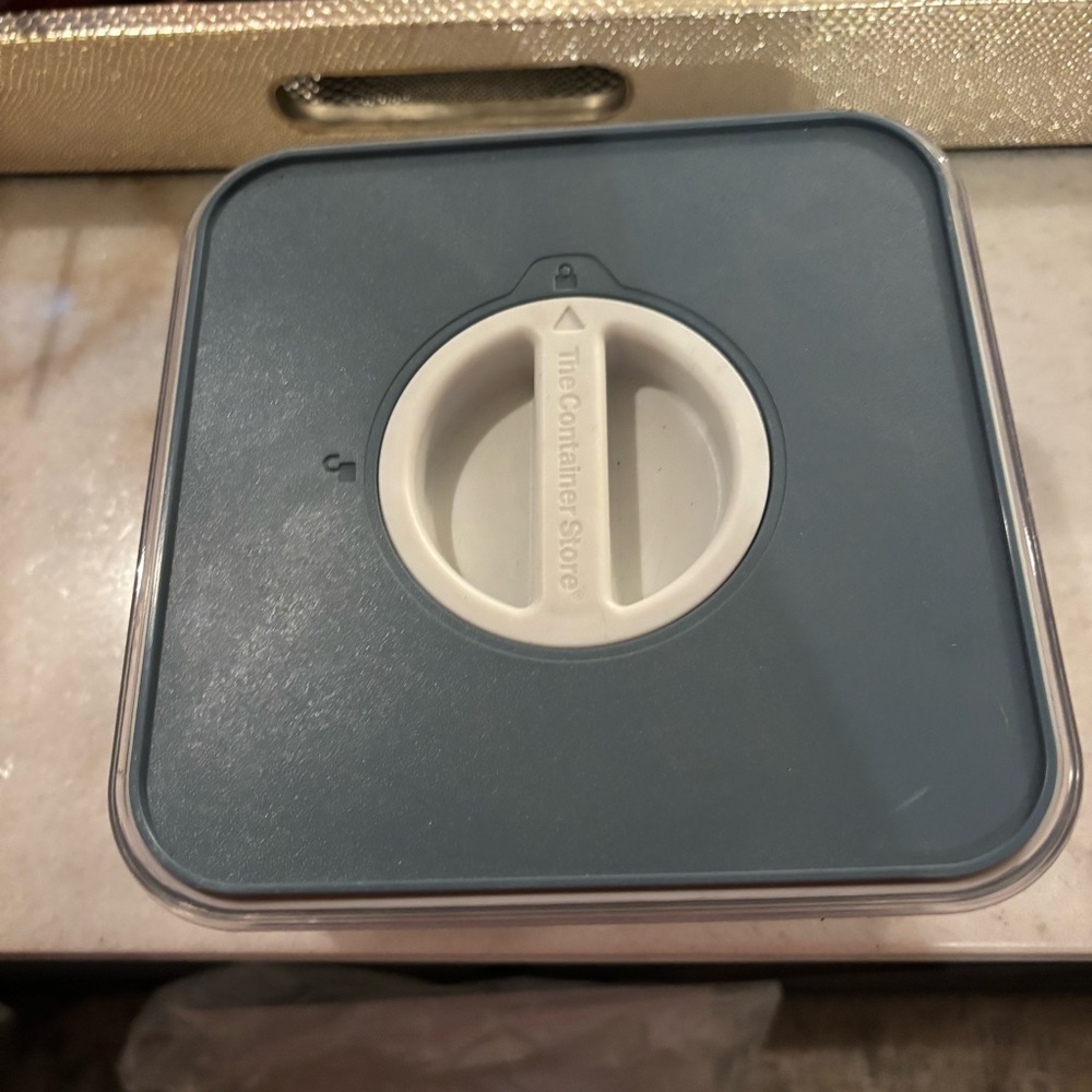 ❗️The Container Store Turn & Seal Airtight Food Storage Gray and Clear 30 oz - Picture 7 of 9